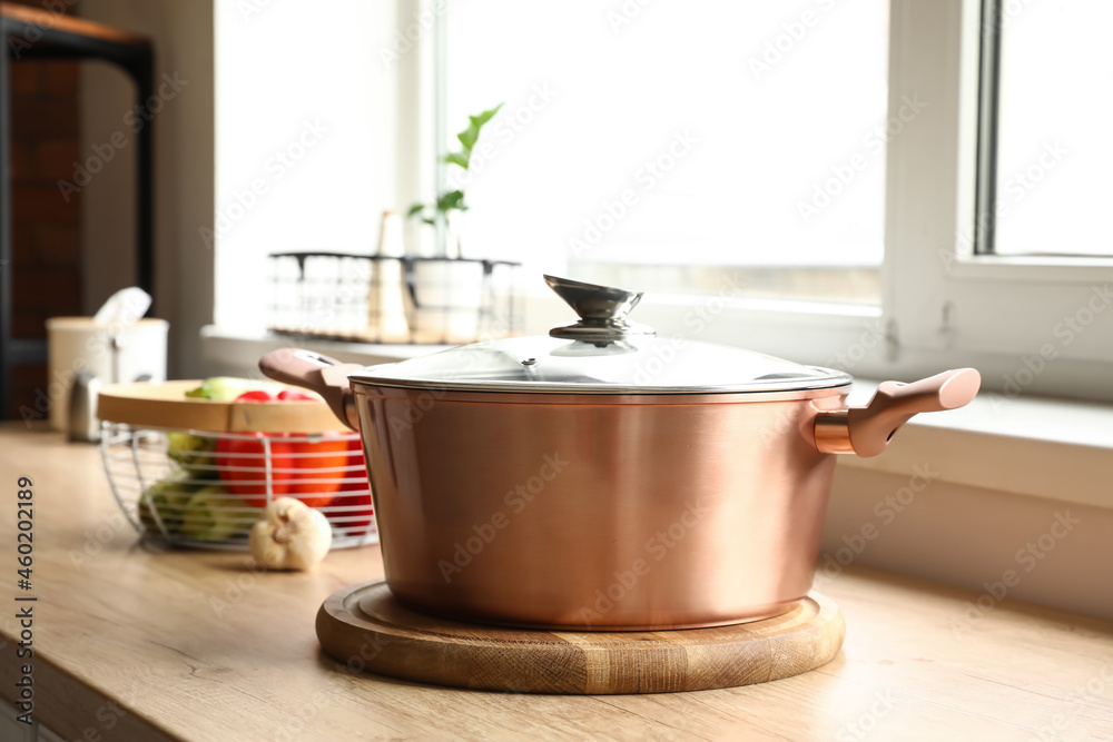 厨房餐桌上的铜锅