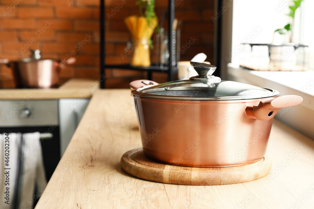 厨房柜台上的铜锅，特写