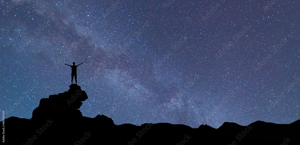 山顶上的旅行者头像。全景蓝色夜空乳白色，黑暗背景下的星星