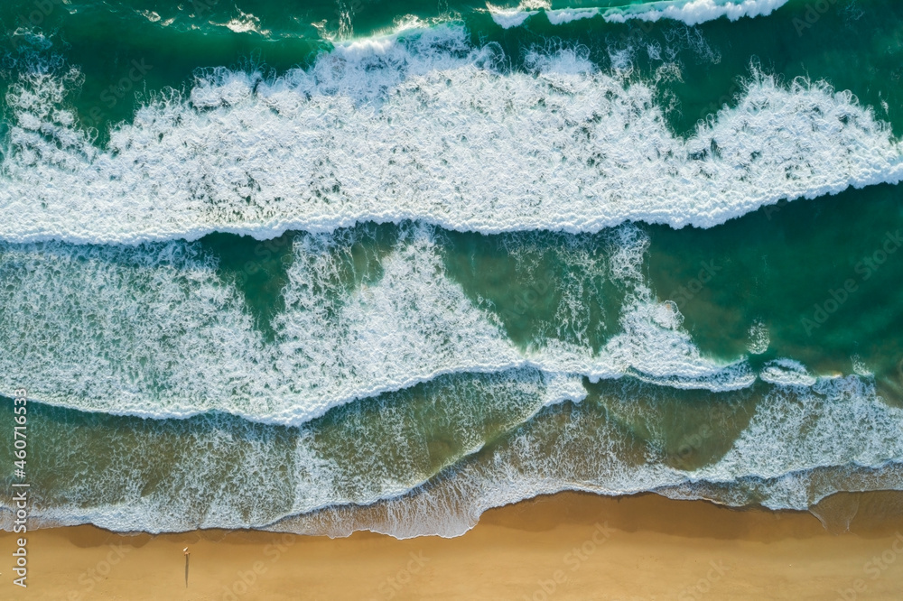 海洋纹理波的俯视图在海洋中起泡和飞溅阳光明媚的海面