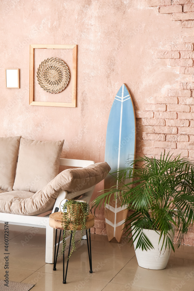 带冲浪板、室内植物和沙发的现代时尚房间内部