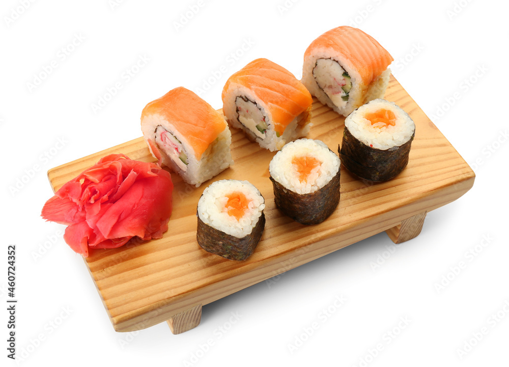 木板上有美味的寿司卷、白底maki和生姜