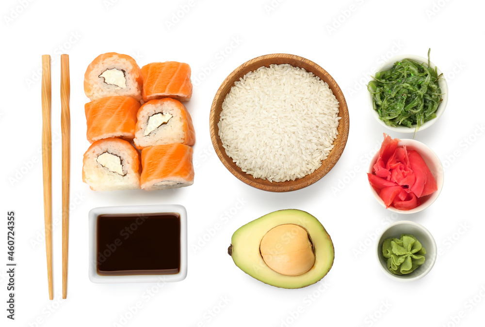 美味的寿司卷，碗里有酱油、筷子和白底配料