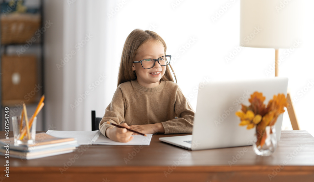 女孩在做作业或在线教育。