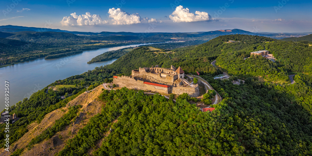匈牙利维谢格拉德-夏季维谢格拉德高城堡的空中全景无人机视图