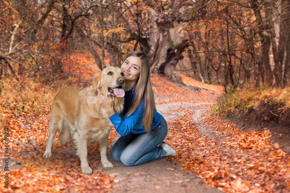 十几岁的女孩和她可爱的狗在公园里