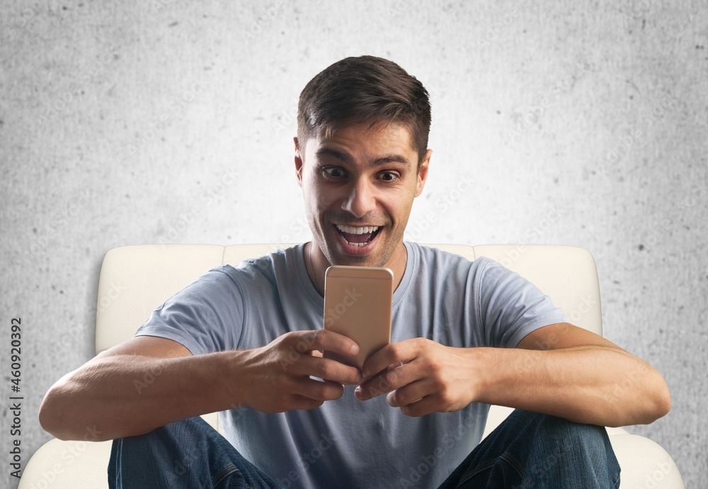 快乐的千禧一代男人用手机浏览互联网和发短信