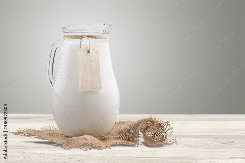 装在透明罐子和瓶子里的纯牛奶饮料，天然健康食品