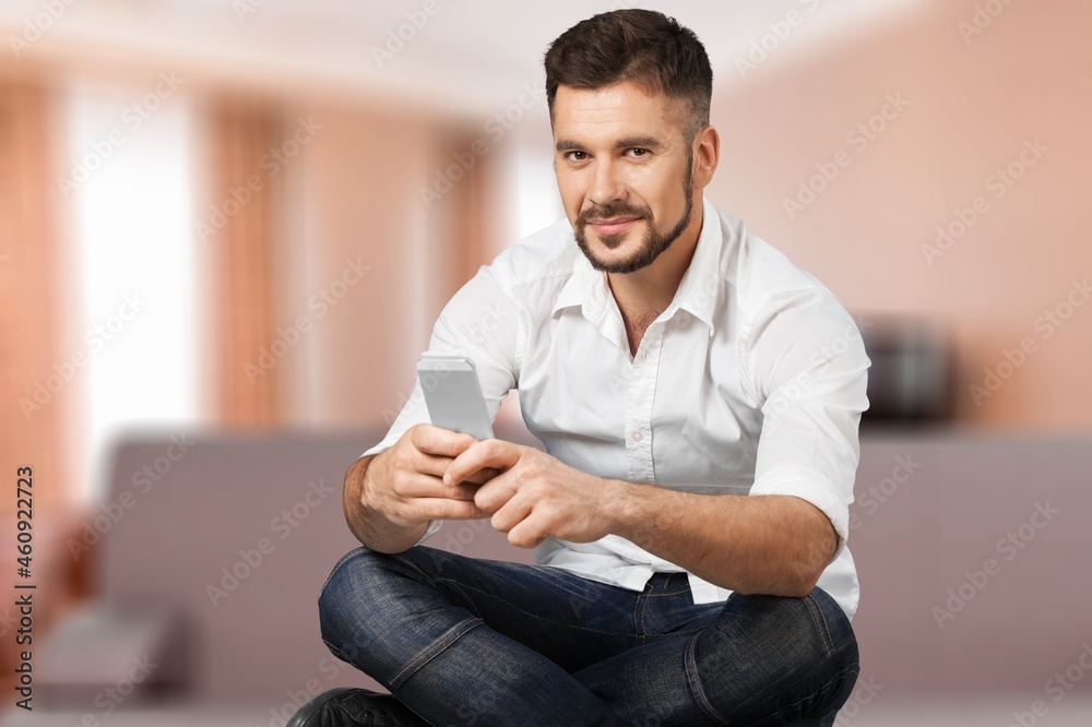 快乐的千禧一代男人用手机浏览互联网和发短信
