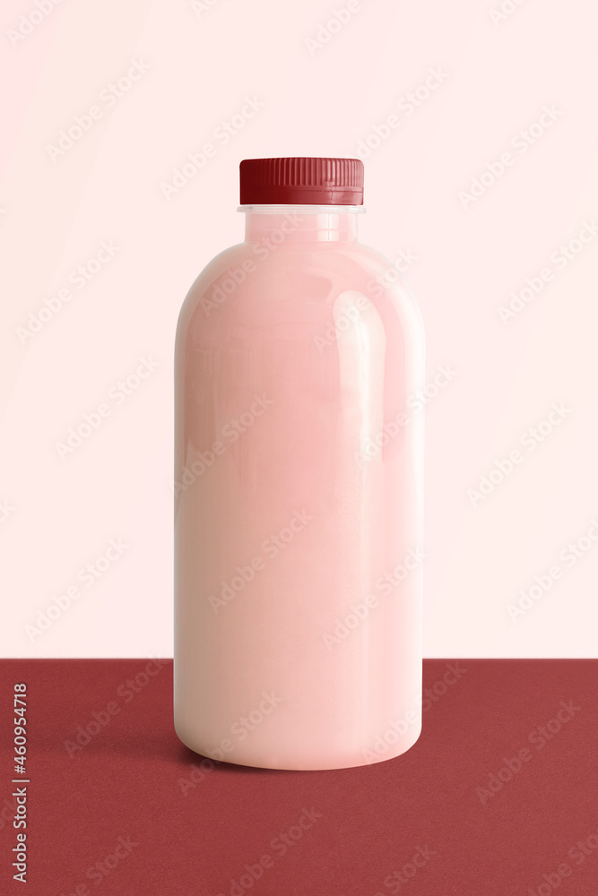 带标签产品包装的牛奶塑料瓶