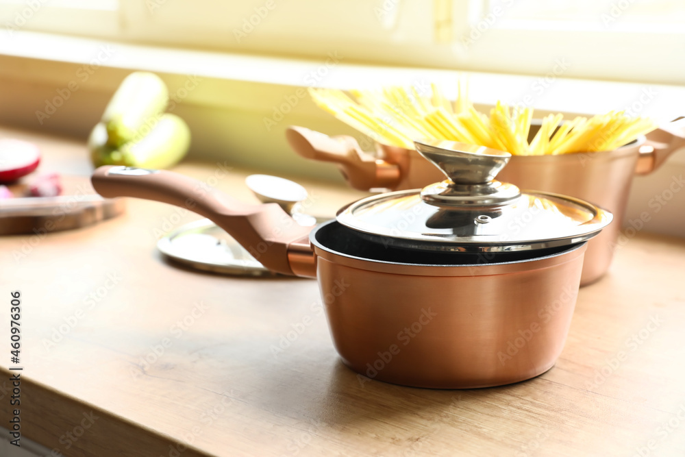 厨房柜台上的铜烹饪锅，特写