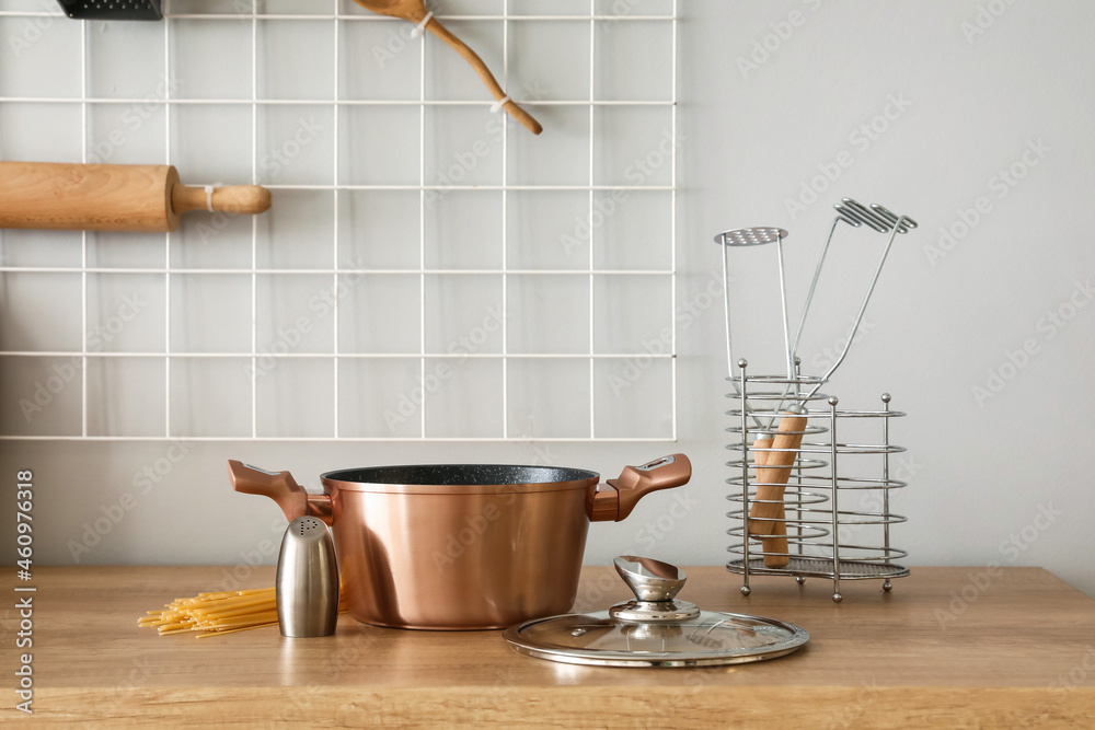 厨房柜台上带盐窖的铜烹饪锅