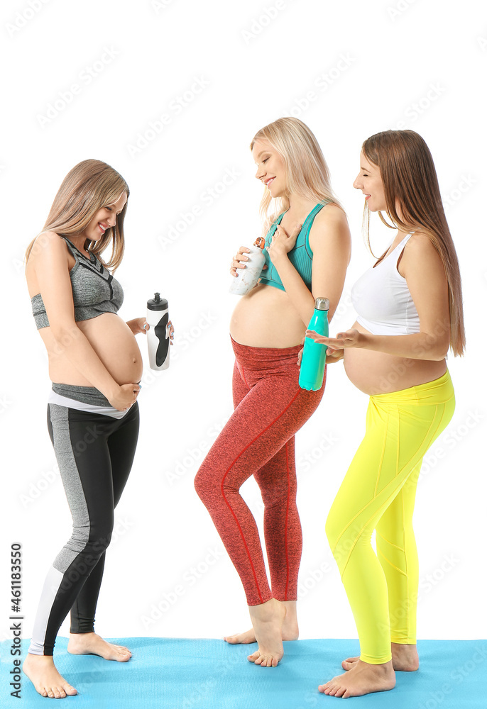年轻孕妇拿着白色背景的水瓶