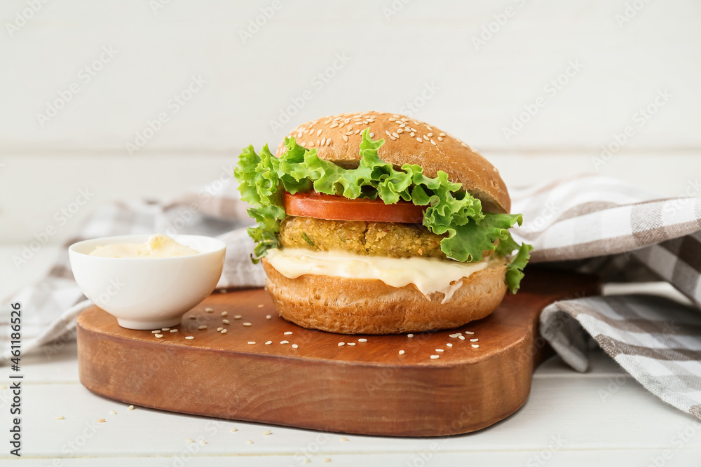 餐桌上有美味素食汉堡的木板