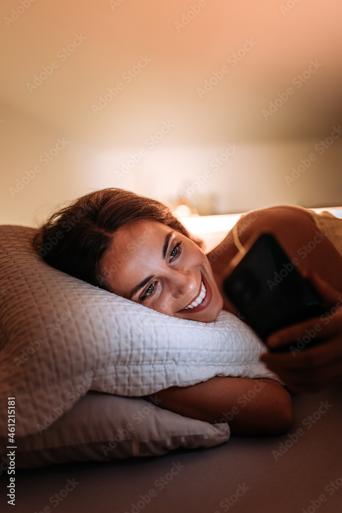 成年女性，睡觉前视频聊天。