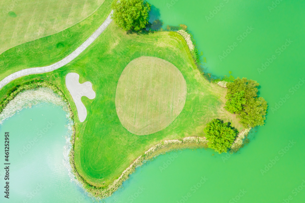 美丽的绿色高尔夫球场鸟瞰图。