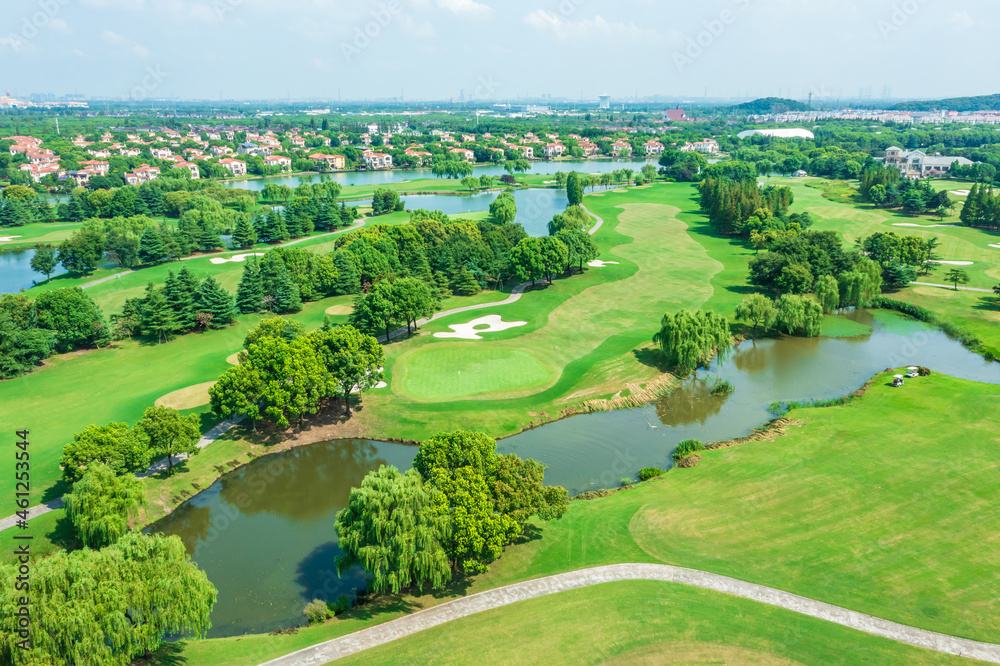 高尔夫球场上绿色草坪和森林的鸟瞰图。绿色高尔夫球场的景色。