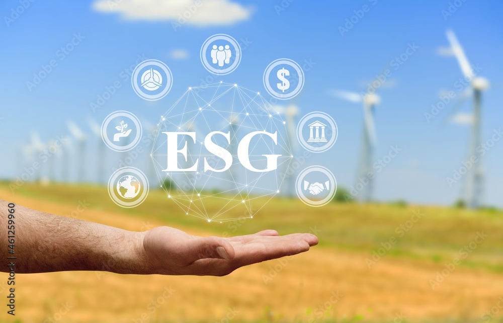 ESG图标概念在手，用于环境、社会和网络连接。