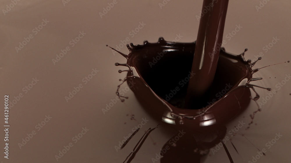 优质黑巧克力倾倒的宏观照片。