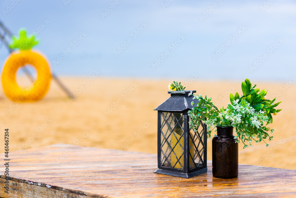 夏季私人海滩上带装饰的海滩野餐桌