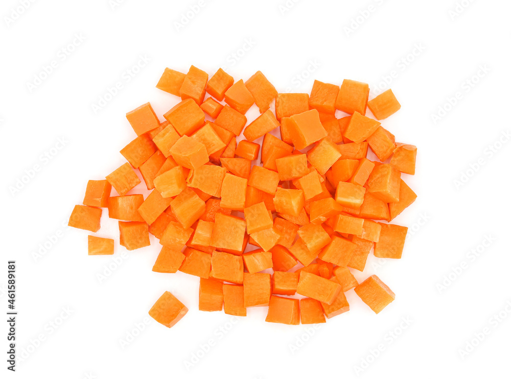 白色背景上分离的切碎的胡萝卜片。俯视图
