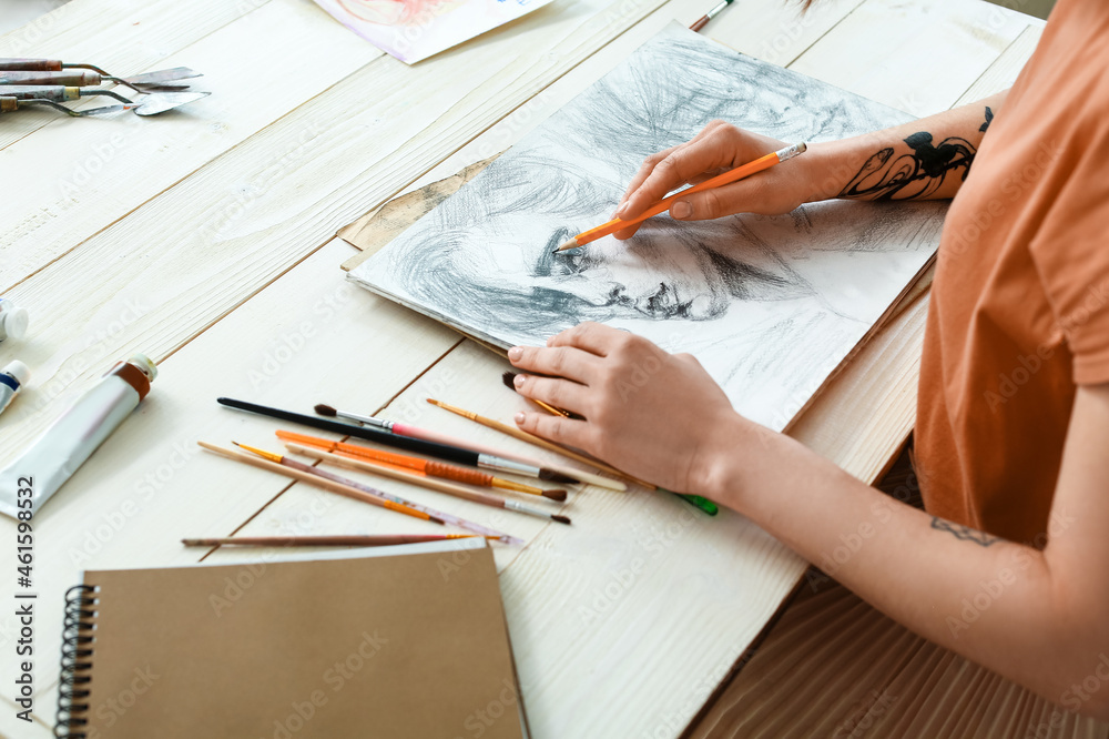 年轻女艺术家在工作室绘画