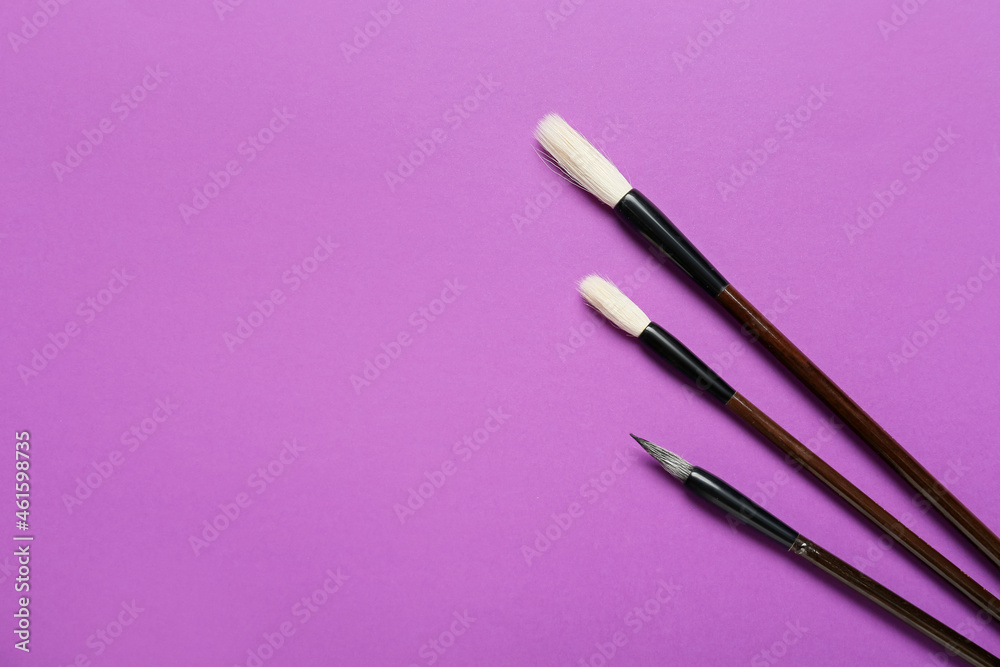紫色背景书法画笔