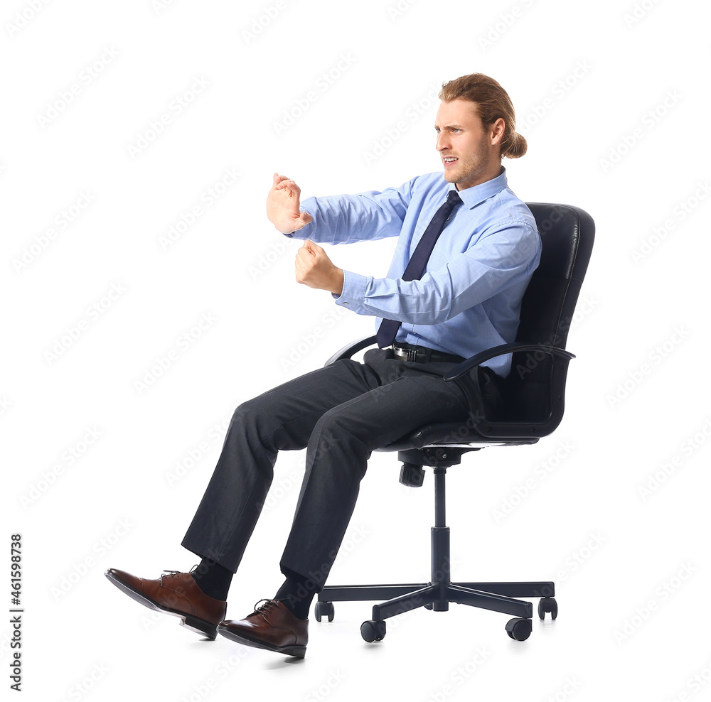 白人背景下，一个坐在椅子上的年轻人，带着想象中的方向盘