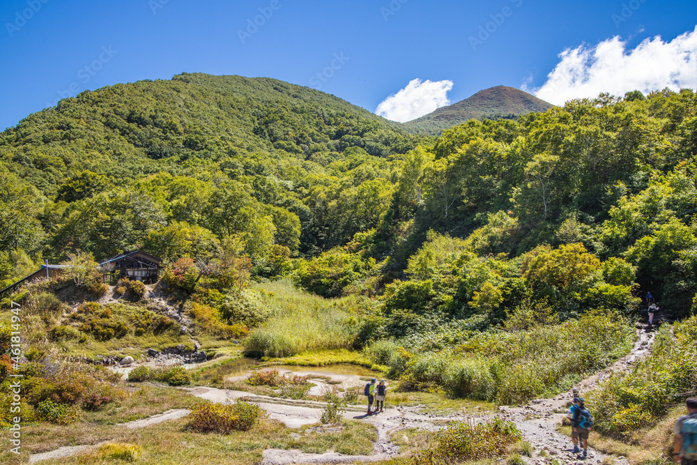登山道の途中から見える、福島県の磐梯山と青空