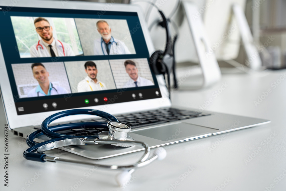 远程医疗服务在线视频通话，医生通过远程健康车主动与患者聊天