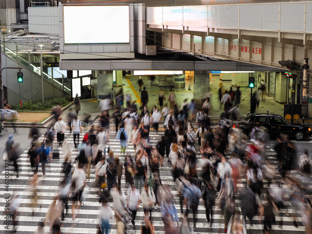 ラッシュアワー　
大阪駅前の交差点を多くの人が渡っています。
