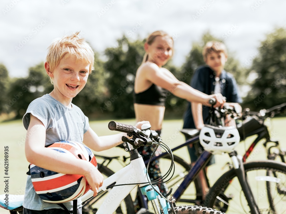 孩子们骑自行车，享受暑假
