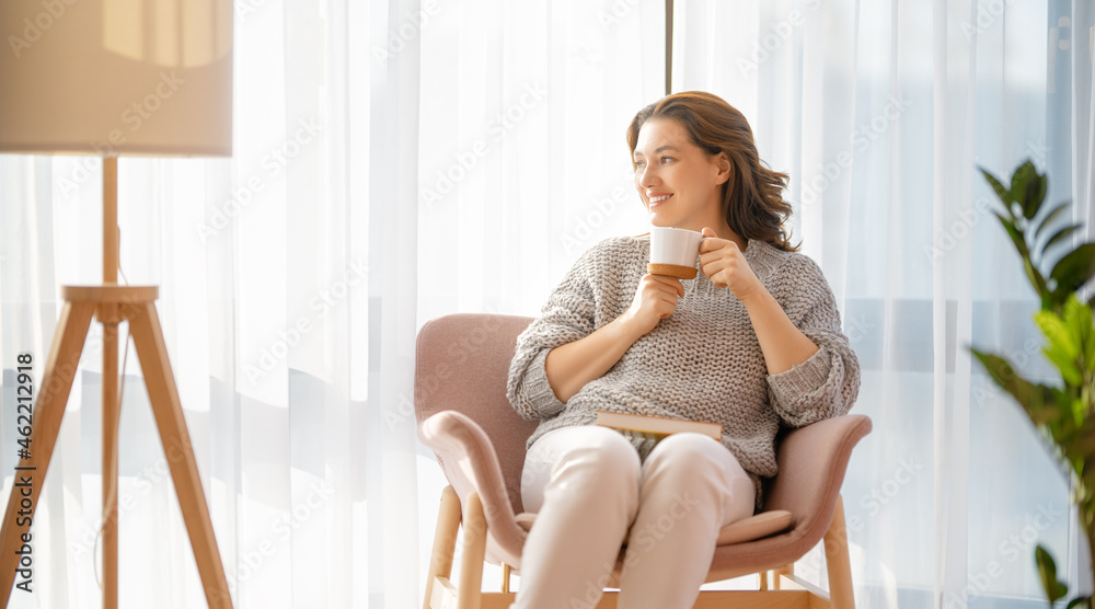 坐在沙发上喝茶的女人