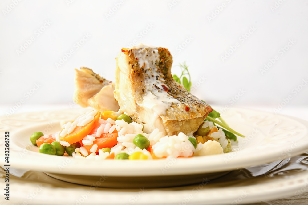 清淡背景下的健康烤鳕鱼片、米饭和蔬菜，特写