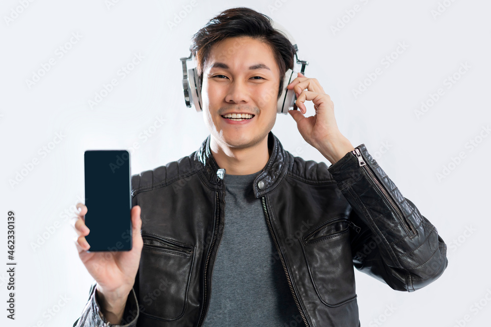 幸福亚洲休闲成熟男人戴耳机音乐播放手势手持秀智能手机bla