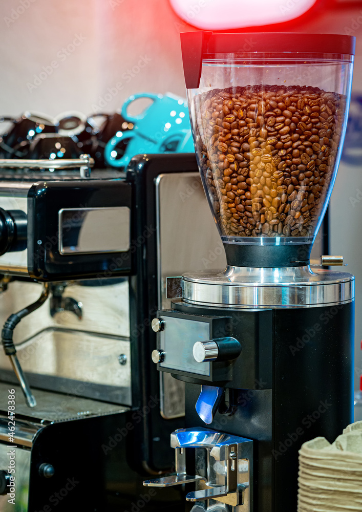 咖啡机。在咖啡机中制作浓缩咖啡的过程。在sp处新鲜烘焙咖啡豆