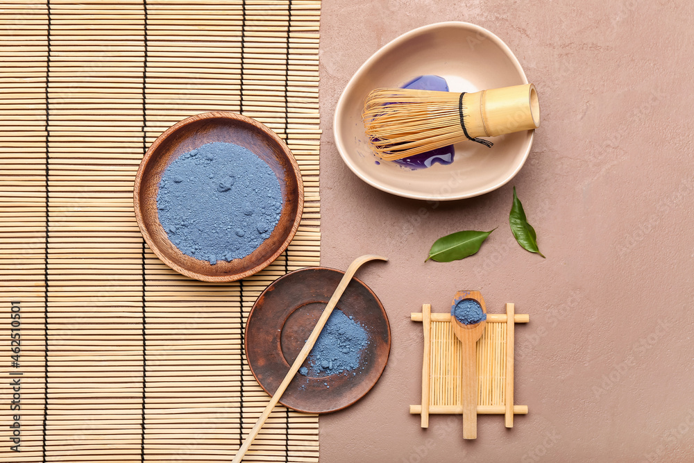 用一碗粉末状的蓝色抹茶、茶沙库和蔡森在彩色背景上组成