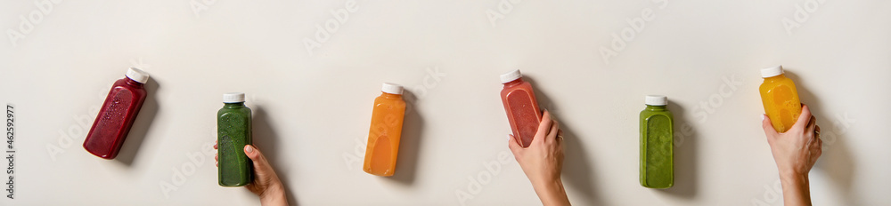人手拿着装在瓶子里的新鲜果汁，成分广泛