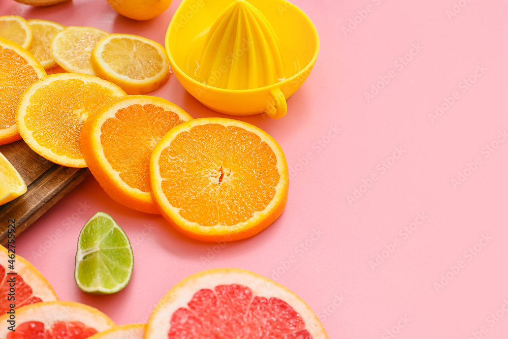 彩色背景的柑橘类水果和榨汁机切片