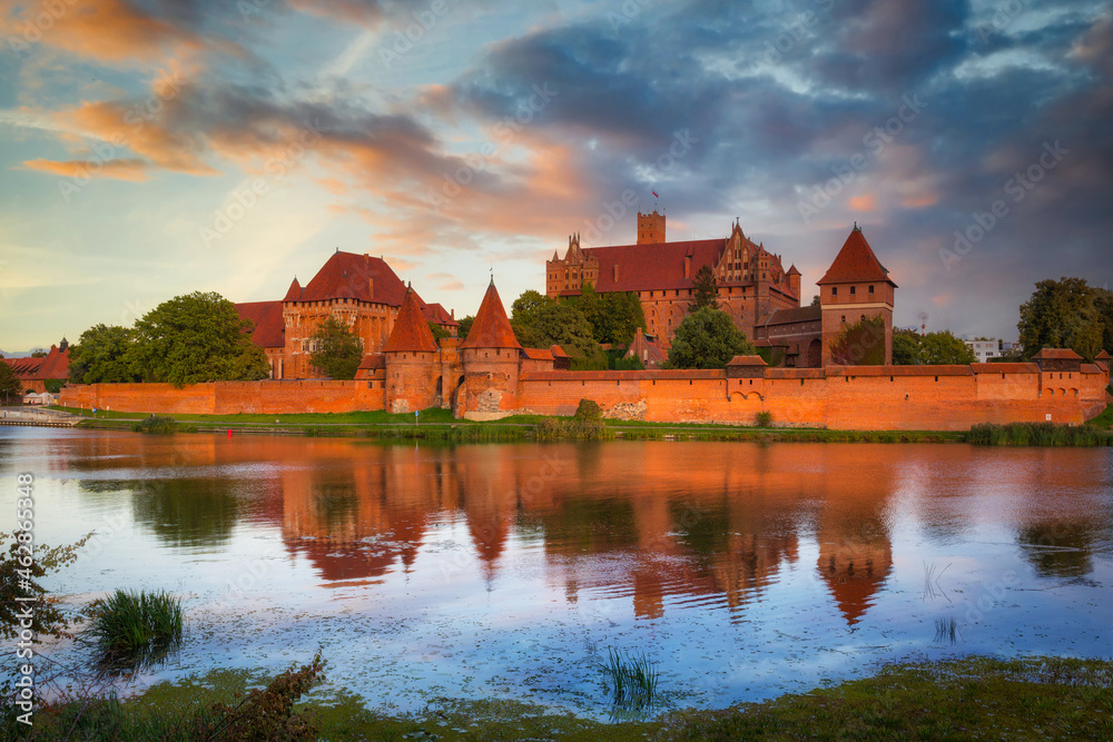 日落时分，波兰诺加特河上的马尔博克城堡