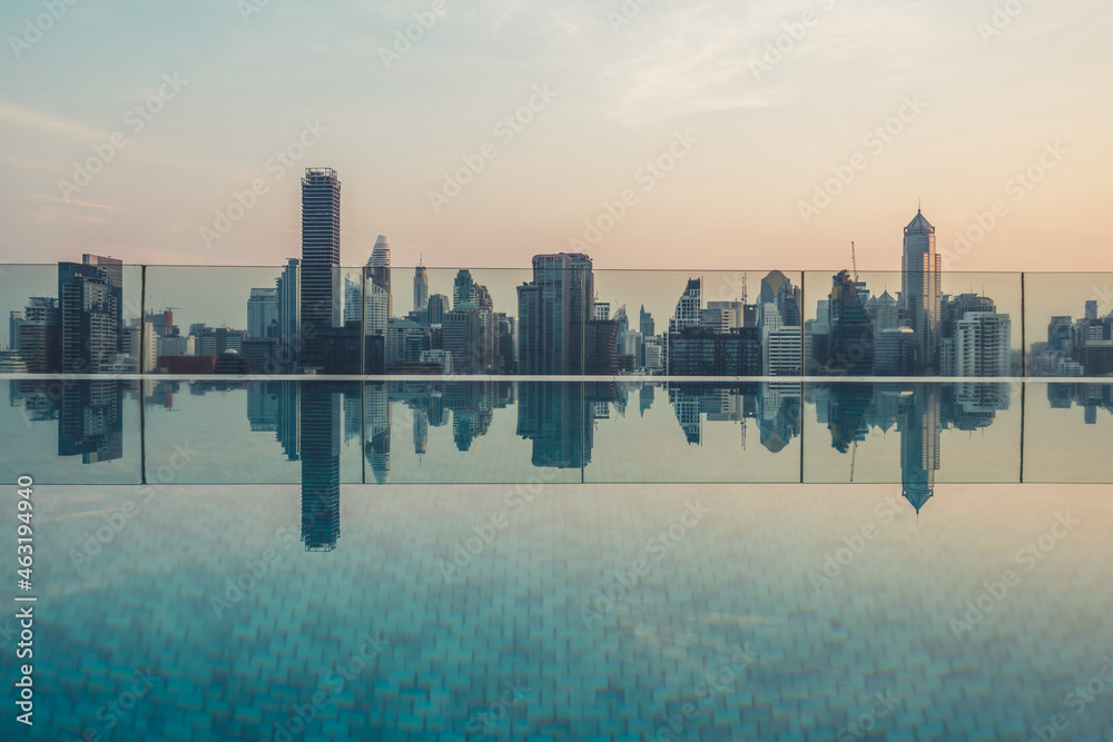都市的城市景观和高层建筑，清晨有水反射。