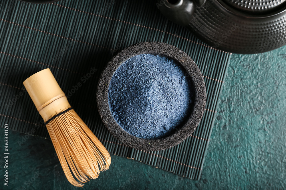 石头碗，有蓝色抹茶粉和彩色背景的追逐