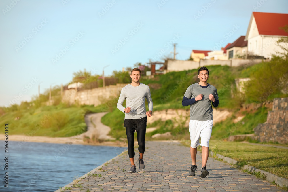 在河边奔跑的运动型年轻人