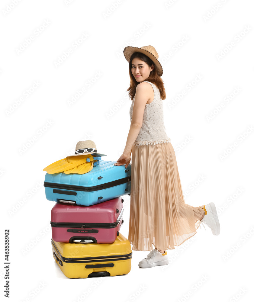 白底带行李箱的年轻女子