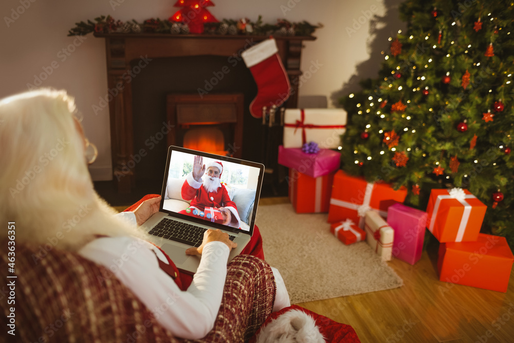 高加索圣诞老人在圣诞笔记本电脑上与高加索圣诞老人视频通话