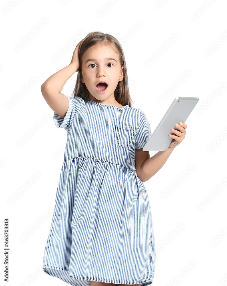 白色背景下的现代平板电脑震惊了小女孩