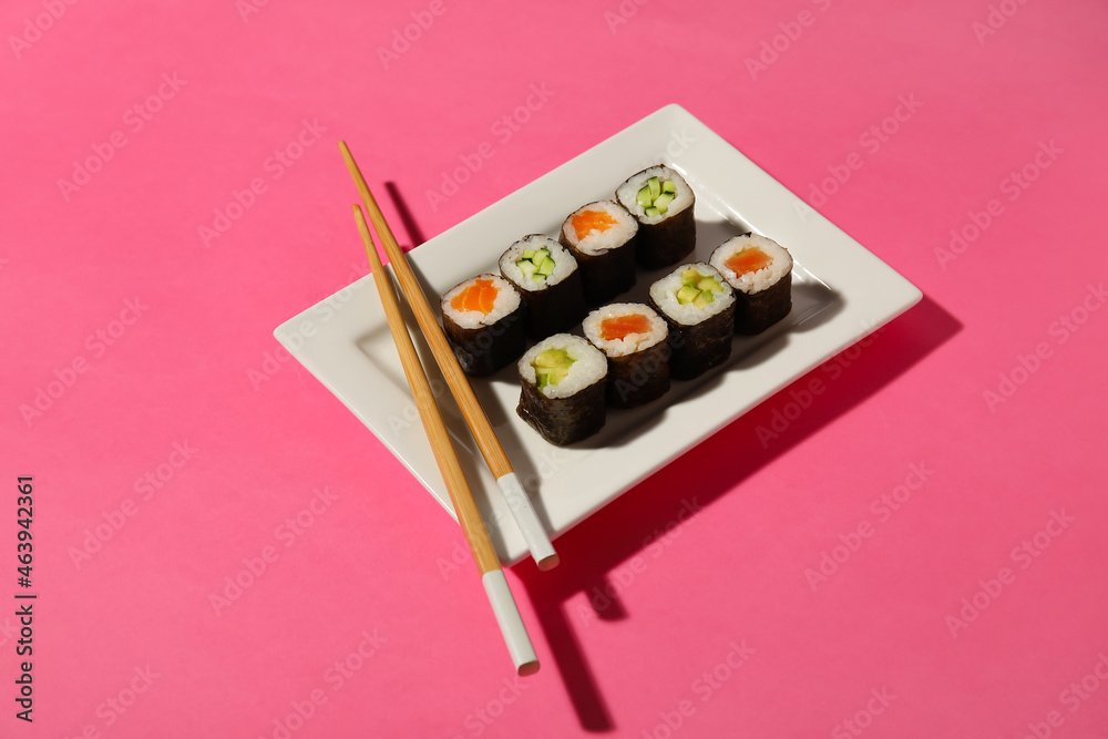 彩色背景上有不同的maki卷和木筷子的盘子
