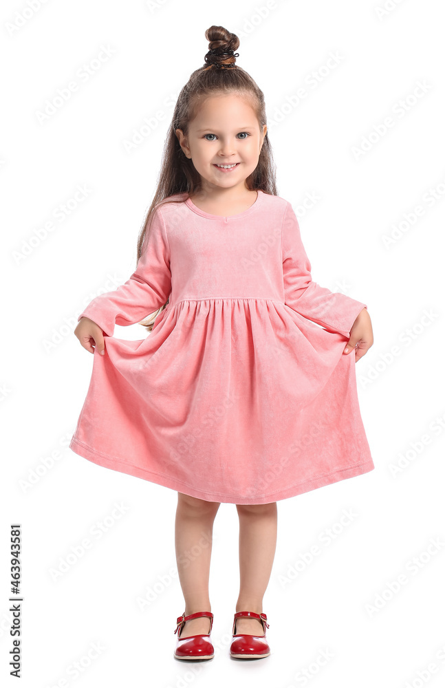 身穿白底粉色连衣裙的可爱小女孩