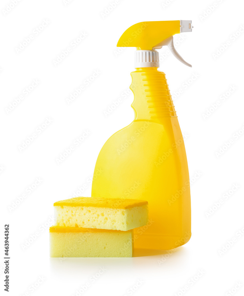 白色背景的黄色清洁海绵和一瓶洗涤剂