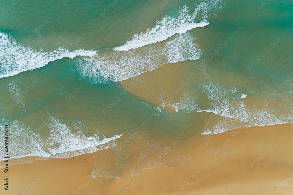 海洋纹理波浪俯视图海滩上的泡沫和飞溅美丽的波浪海面背景